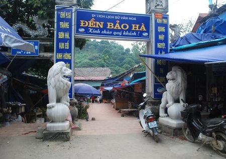 Lào Cai: Tượng sư tử đá Trung Quốc canh cổng Di tích cấp quốc gia - 1 Cận cảnh tượng sư tử lạ đặt ở cổng đền Bảo Hà.