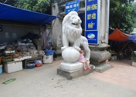 Lào Cai: Tượng sư tử đá Trung Quốc canh cổng Di tích cấp quốc gia - 2 Một cặp tượng thú lạ khác được đặt và thờ ở tam quan đền Bảo Hà