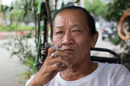 Cha đẻ của trào lưu ảnh gây sốt trên thế giới đã tới Việt Nam - 11 “Mục tiêu lớn nhất trong cuộc đời bạn là gì?” - “Là tự lo được cho cuộc sống của mình”.