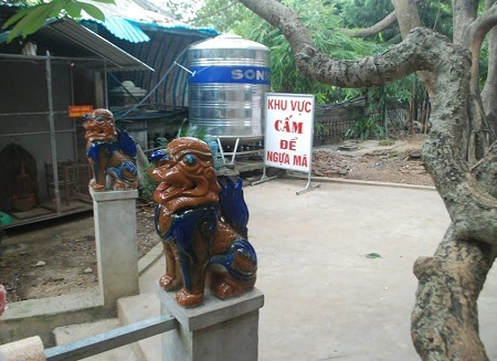 Lào Cai: Tượng sư tử đá Trung Quốc canh cổng Di tích cấp quốc gia - 4 Tượng sư tử đá nhỏ đặt ở ban thờ cạnh cửa vào phòng trưởng ban di tích lịch sử đền Bảo Hà