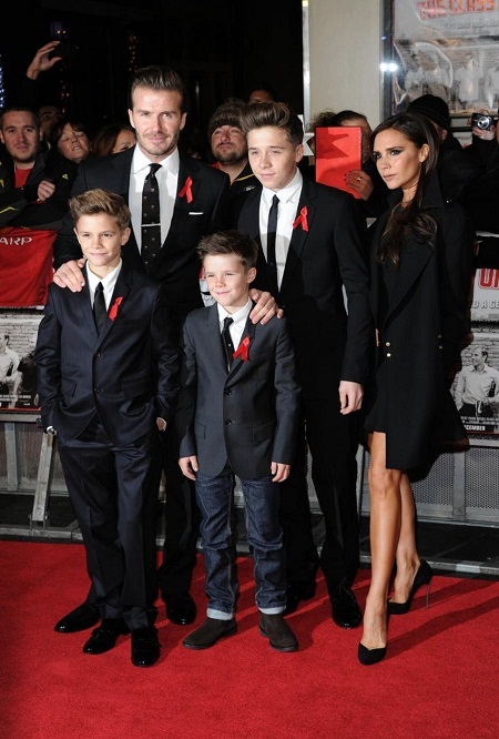 Hình ảnh đẹp về Victoria Beckham trong các hoạt động thiện nguyện - 17 Hay như chiếc váy mà Vic từng mặc hồi năm 2012 cũng được đem bán để quyên góp từ thiện.