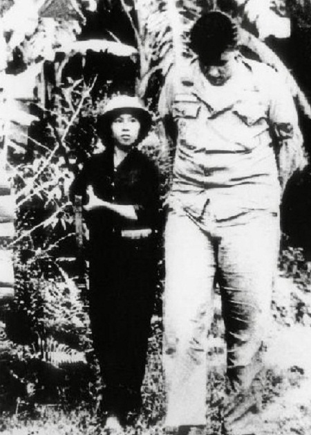 Một chiếc máy bay Hoa Kỳ bị bắn hạ tại tỉnh Vĩnh Phúc (ảnh: Mai Nam 4/9/1966)