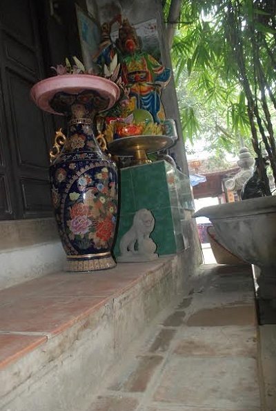 Lào Cai: Tượng sư tử đá Trung Quốc canh cổng Di tích cấp quốc gia - 5 Tượng sư tử đá nhỏ đặt ở ban thờ cạnh cửa vào phòng trưởng ban di tích lịch sử đền Bảo Hà