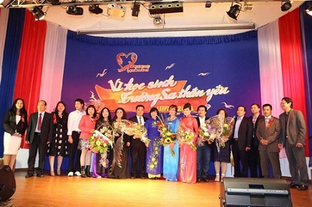 Đêm nhạc từ thiện Vì học sinh Trường Sa thân yêu giúp chắp cánh ước mơ tới trường.