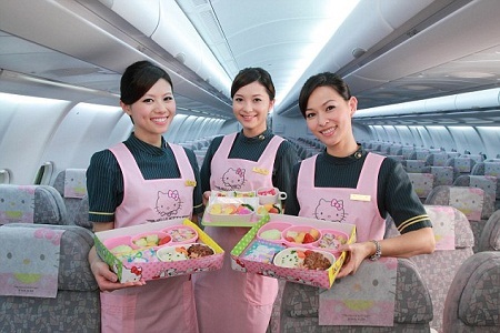 Hello Kitty bay lên không trung đúng dịp sinh nhật 40 tuổi - 1 Đội ngũ tiếp viên hàng không trên chuyến bay Hello Kitty mặc đồng phục