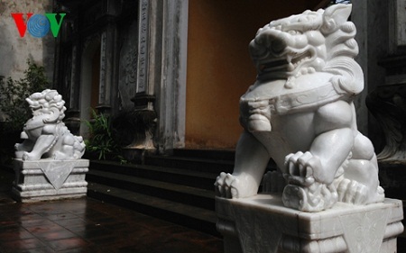 Đã "bứng" hết sư tử đá kiểu Trung Quốc ở các di tích bị thanh tra - 2 Cặp sư tử đá kiểu Trung Quốc đầu tiên bị di dời - sư tử đá chùa Gia Quât, Long Biên, Hà Nội