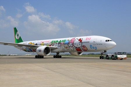 Hello Kitty bay lên không trung đúng dịp sinh nhật 40 tuổi - 3 Chiếc máy bay được trang trí bằng hình ảnh Hello Kitty của EVA Air.