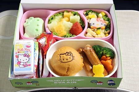 Hello Kitty bay lên không trung đúng dịp sinh nhật 40 tuổi - 4 Chiếc máy bay được trang trí bằng hình ảnh Hello Kitty của EVA Air.