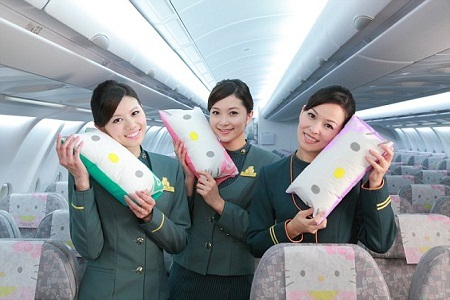 Hello Kitty bay lên không trung đúng dịp sinh nhật 40 tuổi - 7 Những chiếc gối Hello Kitty trên chuyến bay.