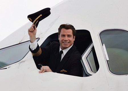 Nhà của nam diễn viên John Travolta là… một sân bay - 11 Nam diễn viên ở trên buồng lái một chiếc máy bay.