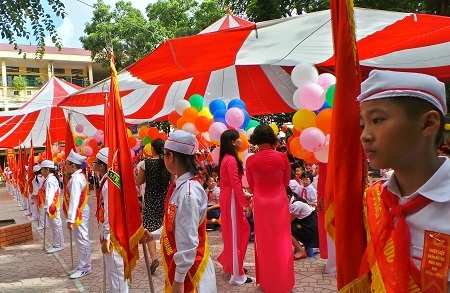 Đứng đầu các lớp là đội Hồng kỳ gồm các em học sinh xuất sắc nhất của nhà trường