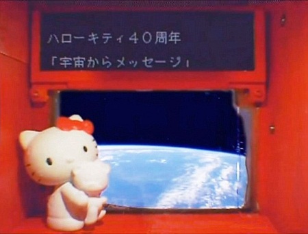 Hello Kitty tròn 40 tuổi và bí mật chưa từng tiết lộ - 4 Hello Kitty bay ra ngoài vũ trụ.
