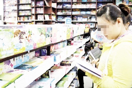 Đằng sau những “ca ngộ độc” sách ngôn tình - 1 Sách ngôn tình đang được bày bán tràn lan. Ảnh: TL