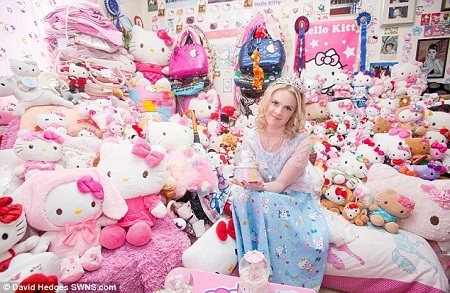 Hello Kitty tròn 40 tuổi và bí mật chưa từng tiết lộ - 6 Hello Kitty bay ra ngoài vũ trụ.