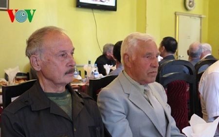 Tình cảm các cựu binh Xô viết Saint Peterburg với Việt Nam - 5 Thiếu tá Grigoriev (trái) bày tỏ sẵn sàng mặc lại bộ quần áo lính để sang Việt Nam nếu cần