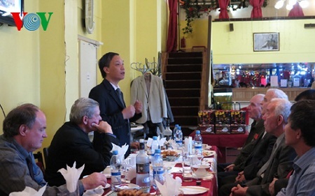 Tình cảm các cựu binh Xô viết Saint Peterburg với Việt Nam - 6 Thiếu tá Grigoriev (trái) bày tỏ sẵn sàng mặc lại bộ quần áo lính để sang Việt Nam nếu cần