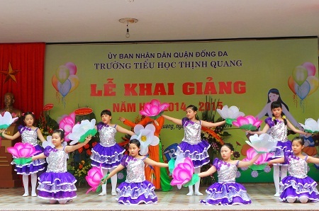 Các tũết mục văn nghệ của các em học sinh. (Ảnh: Bích Ngọc)