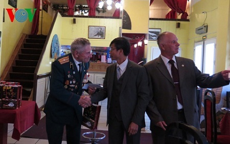 Tình cảm các cựu binh Xô viết Saint Peterburg với Việt Nam - 8 Một Cựu chiến binh đón nhận quà của Trung tướng Phương Minh Hòa