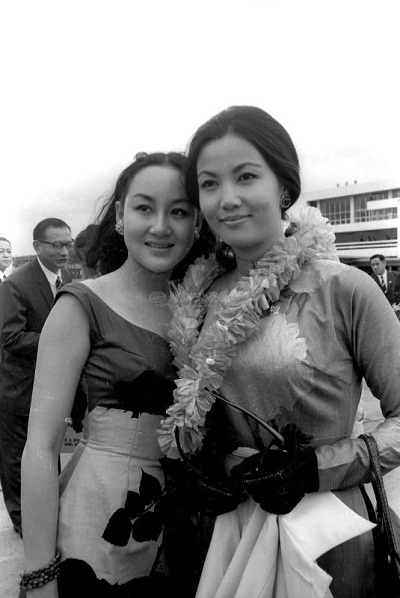 Nữ minh tinh chụp với người hâm mộ tại sân bay