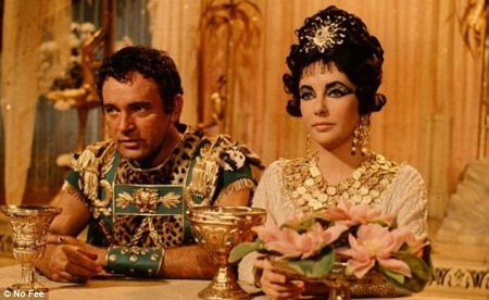 Thư tình viết trước ngày ly hôn của nữ diễn viên Elizabeth Taylor - 2 Richard Burton và Elizabeth Taylor trong một cảnh phim “Cleopatra” (1963).