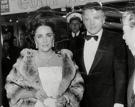 Thư tình viết trước ngày ly hôn của nữ diễn viên Elizabeth Taylor - 3 Cặp đôi đẹp của Hollywood cùng xuất hiện tại một sự kiện.