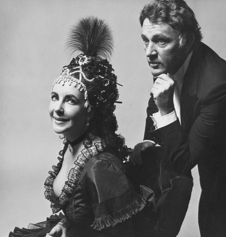 Thư tình viết trước ngày ly hôn của nữ diễn viên Elizabeth Taylor - 7 Nữ diễn viên Elizabeth Taylor và nam diễn viên Richard Burton cùng tham dự một vũ hội năm 1971.
