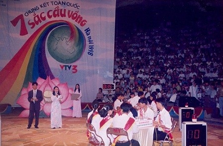 MC, BTV nổi tiếng của VTV - Ngày ấy, bây giờ - 3 Nhà báo Tạ Bích Loan trong chương trình 7 sắc cầu vồng năm 1998