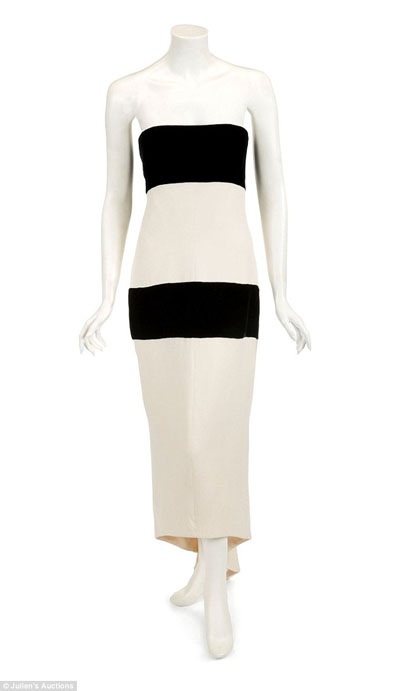 Một chiếc váy cũng được đem đấu giá.