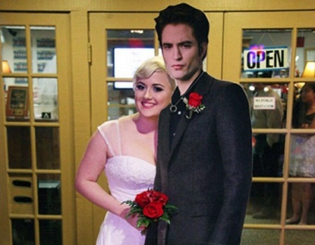 “Fan cuồng” tự tổ chức hôn lễ với chàng ma cà rồng