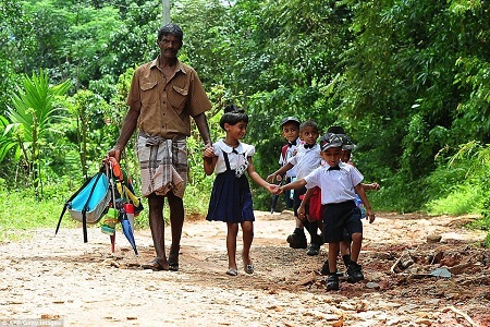 Cuộc sống của người dân địa phương dựa một phần vào lượng khách du lịch đổ về đây tham quan.