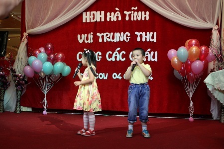 Ca sĩ nhí ở Hội đồng hương Hà Tĩnh hát trong đêm Trung thu.