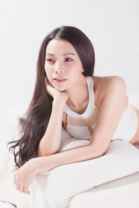 Trà Ngọc Hằng “nóng bỏng mắt” với nội y ren - 5 Tin: