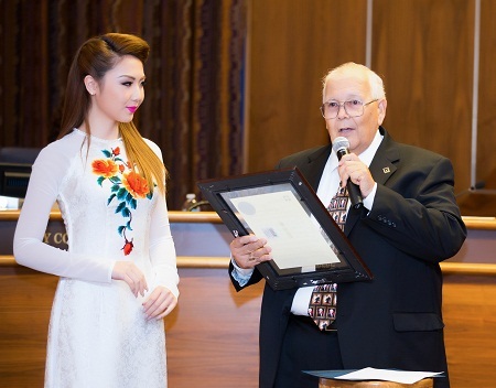 Người đẹp gốc Việt Jennifer Chung được vinh danh trên đất Mỹ - 6 Tin: