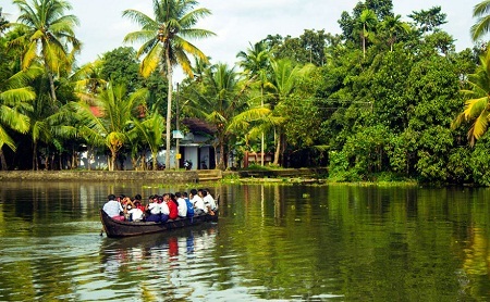 Các em nhỏ ngồi xuồng đến lớp ở Kerala, Ấn Độ.