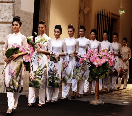 Hình ảnh cập nhật: Hội đồng thời trang Ý - Việt ra mắt tại Rome