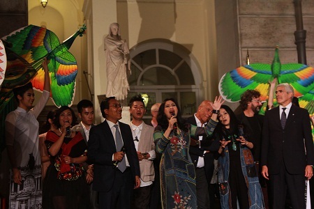 Hình ảnh cập nhật: Hội đồng thời trang Ý - Việt ra mắt tại Rome