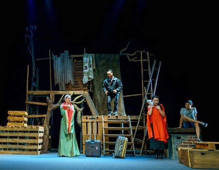 “Vòng phấn Kavkaz” - Phong cách “kịch Tây” trên “sân khấu ta”