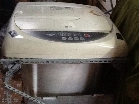 Chiếc máy giặt lâu năm của gia đình anh Ngô Gia Hy, Sóc Trăng được gia cố khung sắt bên ngoài