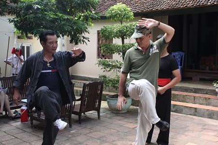 Đạo diễn kiêm võ sư cổ truyền Lê Hồng Quang trên phim trường.