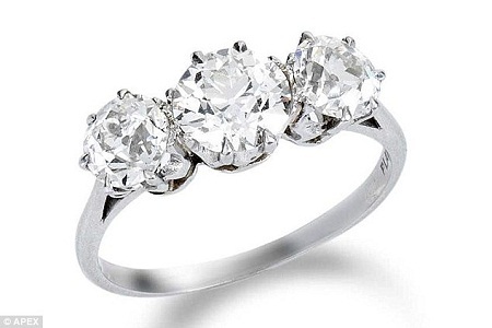 Mua đồ cũ bất ngờ tìm thấy nữ trang quý của nhà văn lừng danh - 3 Chiếc nhẫn gắn 3 viên kim cương có giá lên tới 21.875 bảng Anh.