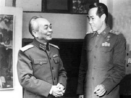 Điều tiếc nuối của điệp viên Phạm Xuân Ẩn - 3 Đại tướng Võ Nguyên Giáp trò chuyện với Thiếu tướng tình báo Phạm Xuân Ẩn. Ảnh tư liệu