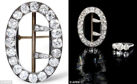 Mua đồ cũ bất ngờ tìm thấy nữ trang quý của nhà văn lừng danh - 4 Chiếc ghim cài gắn kim cương (trái) được bán với giá 27.500 bảng.