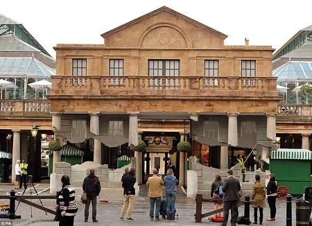 Nghệ sĩ Alex Chinneck - tác giả của công trình.