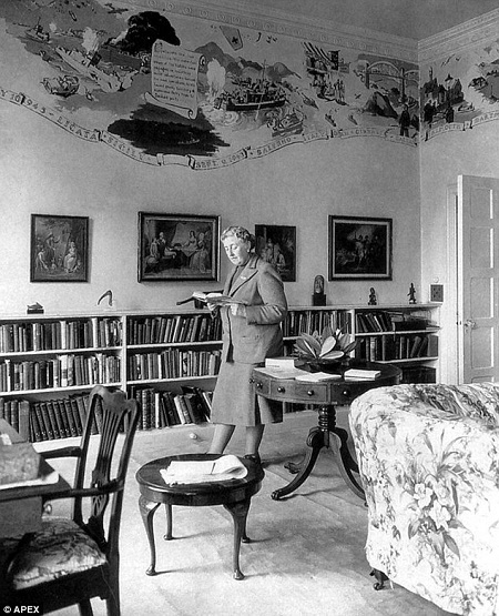 Mua đồ cũ bất ngờ tìm thấy nữ trang quý của nhà văn lừng danh - 5 Chiếc ghim cài gắn kim cương (trái) được bán với giá 27.500 bảng.