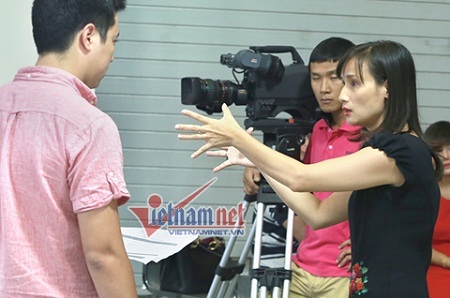 BTV Lê Bình đang trao đổi công việc mới với các cộng sự tại trường quay.