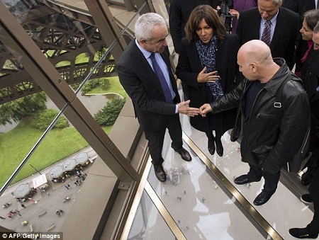 “Dựng tóc gáy” trước diện mạo mới của tháp Eiffel - 9 Tháp Eiffel từng được xây dựng để làm cổng vào của Hội chợ Thế giới năm 1889.