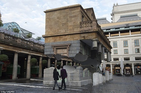 Nghệ sĩ Alex Chinneck - tác giả của công trình.