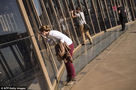 “Dựng tóc gáy” trước diện mạo mới của tháp Eiffel - 10 Một du khách đang nhìn qua hành lang bảo vệ an toàn cũng được làm bằng kính.