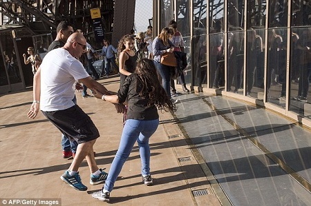 “Dựng tóc gáy” trước diện mạo mới của tháp Eiffel - 11 Các du khách rất hứng thú với chi tiết mới của tháp Eiffel.