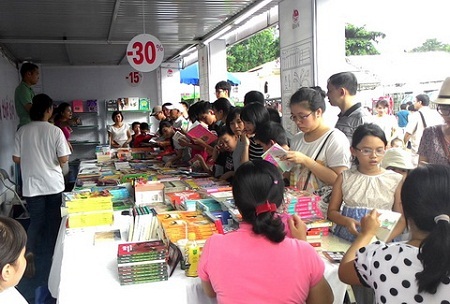 Khép lại Hội sách Hà Nội 2014: Đông vui, nhưng… không vội được đâu! - 1 Một phần quang cảnh Hội sách Hà Nội